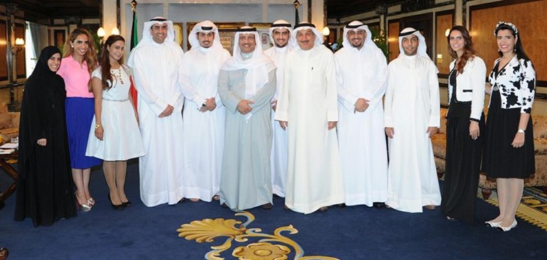 سمو رئيس الوزراء الشيخ جابر المبارك مستقبلا النائب كامل العوضي ومجموعة من شباب مشروع ذخر