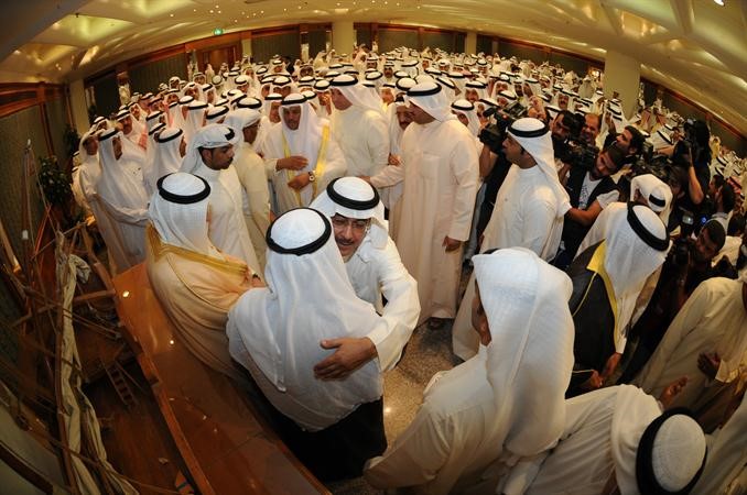الزميل عدنان الراشد مع الحضور الغفير في حفل غداء سمو الشيخ ناصر المحمد