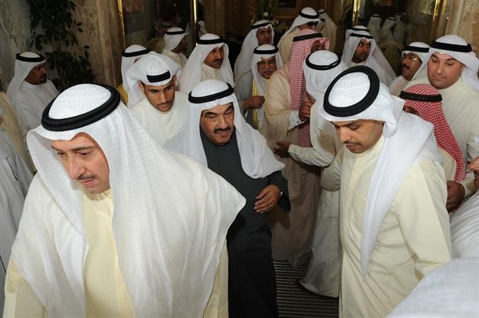 سمو الشيخ ناصر المحمد ويبدو الشيخ فيصل المالك وعدد من الحضور