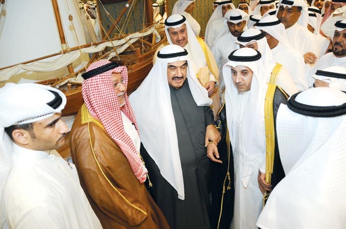 سمو الشيخ ناصر المحمد مع الشيخ علي الجراح والشيخ فيصل الحمود ومجموعة من الحضور في فندق الشيراتون امسهاني الشمري