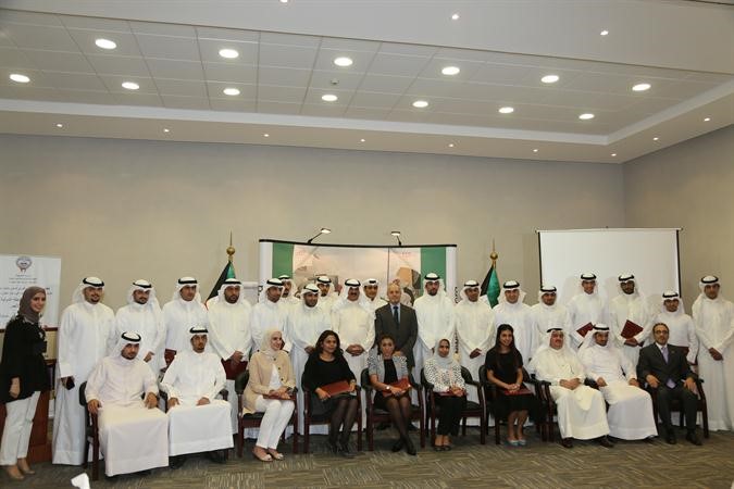 الجارالله في لقطة جماعية مع منتسبي الدورة