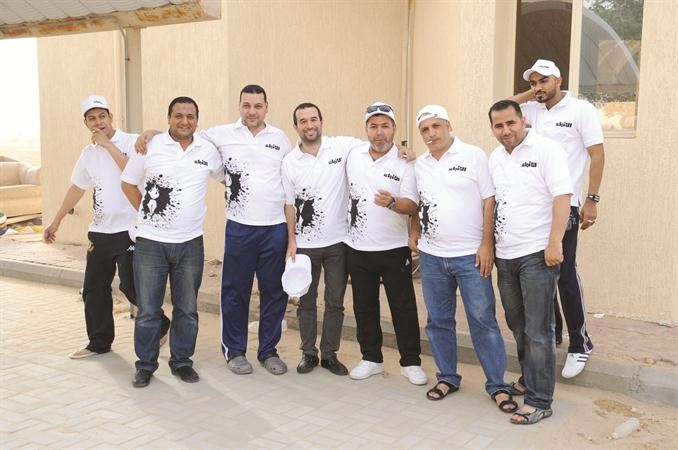 عدد من الزملاء المشاركين في تنظيف مخلفات المخيمات﻿