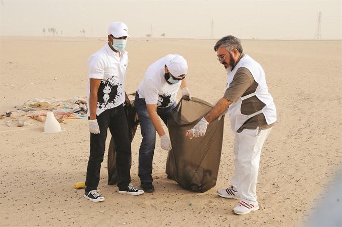 الزميل يوسف عبدالرحمن وتعاون في التنظيف ﻿