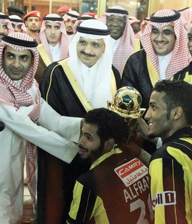 امير منطقة الرياض خالد بن بندر يسلم الكاس للاعبي الاتحاد 