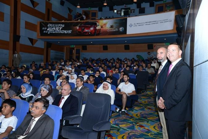 نخبة من رجال الاعمال والشخصيات المهمة بالكويت يشاهدون العرض