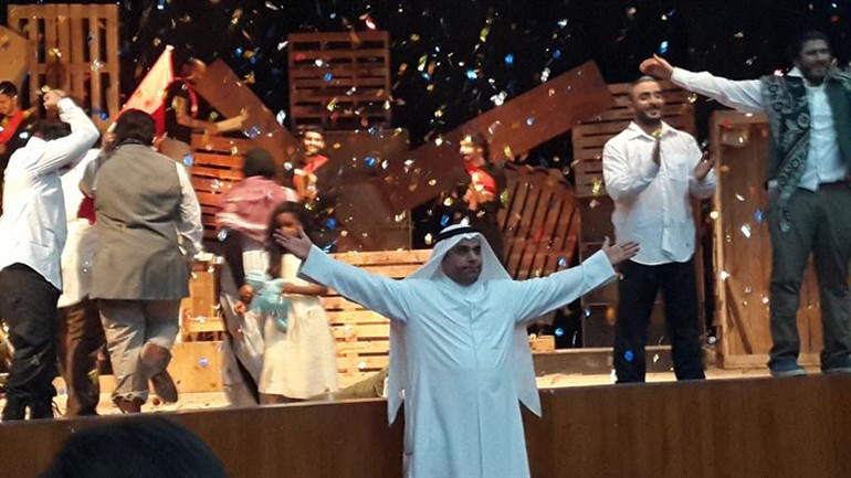 هاني النصار محييا الجمهور بعد نهاية المسرحية