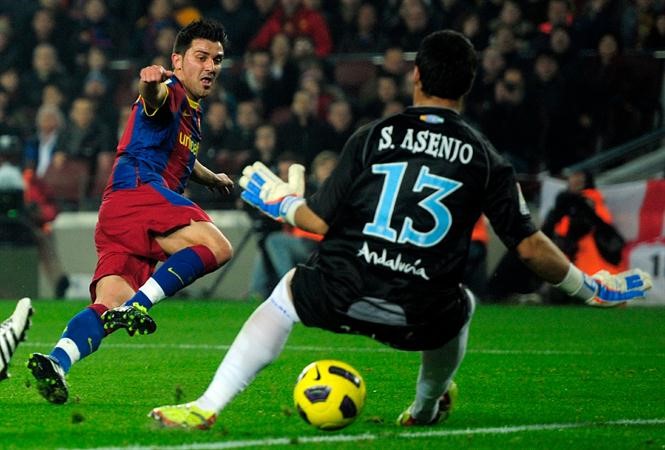 لاعب برشلونة دا1700يد 1700يا محرزا هدفا في مرمى حارس مرمى ملقة اسينخو في لقاء سابق
