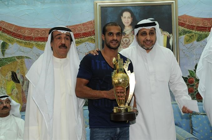 بدر المطوع يحمل الكاس الغالية الى جانب محمد البناي وعبدالله الحقان