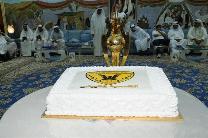 شعار القادسية يزين كيكة الاحتفالية