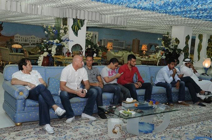 محترف القادسية عمر السومة مع اعضاء الجهازين الفني والطبي