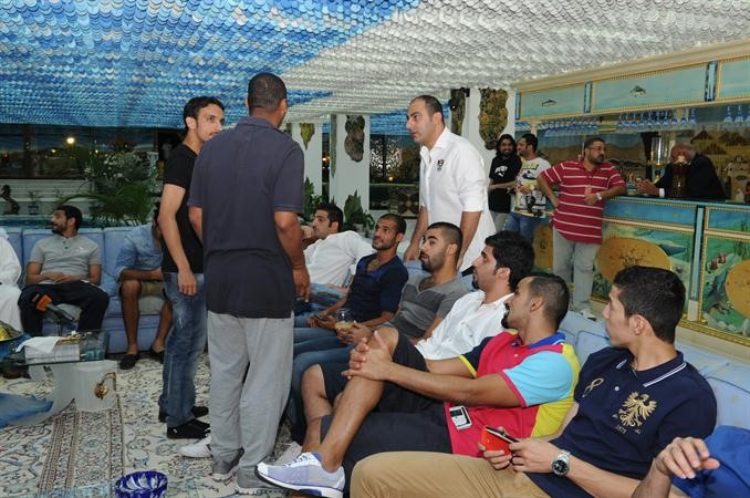جمال مبارك يداعب عددا من اللاعبين المكرمين