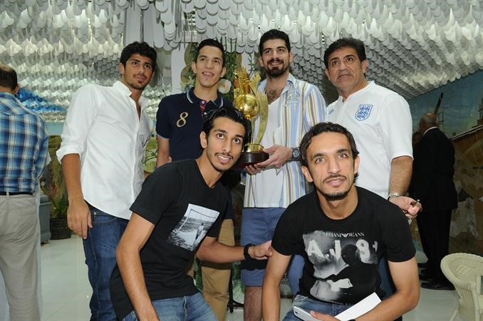 مدرب القادسية محمد ابراهيم مع مجموعة من اللاعبين