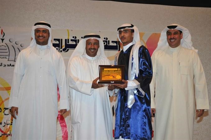 تكريم احد الطلبة الفائقين سعود سالم