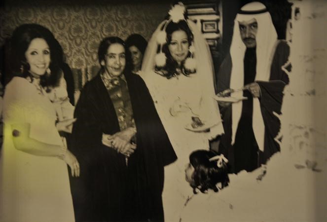 سارة الدعيج ووالدتها في احدى حفلات الزواج
