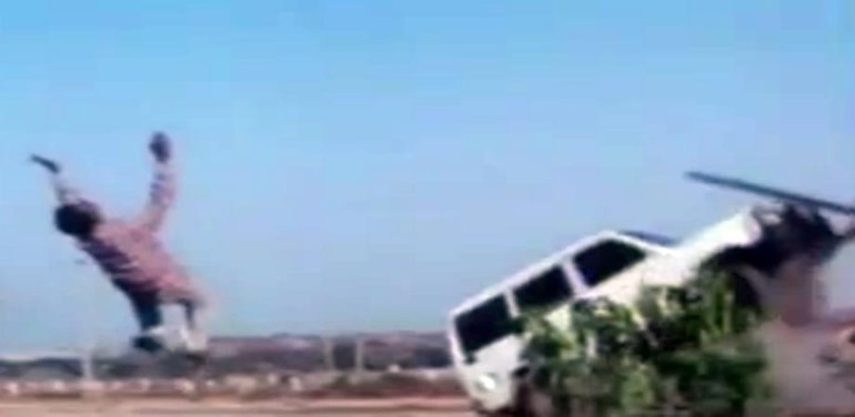 بالفيديو ... أخر صيحات الأفلام الهندية .. قلب السيارة بحبل!!
