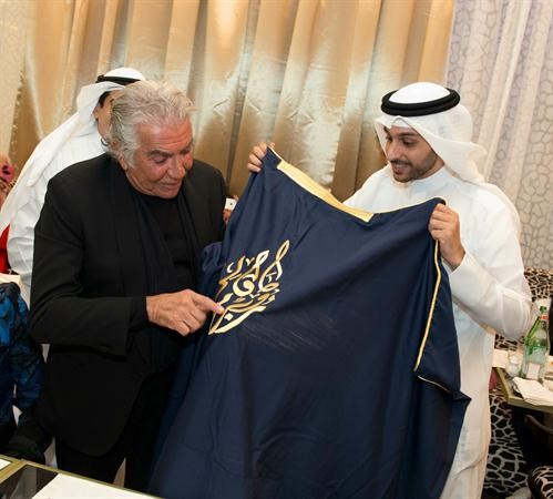 روبرتو كافالي يتسلم هدية تذكارية