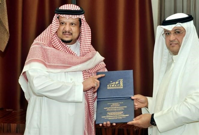 الامير فيصل بن تركي يتسلم الدعوة من الشيخ طلال المحمد