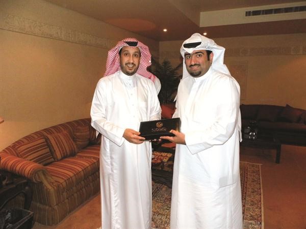 رئيس نادي الاهلي الامير فهد بن خالد يتسلم الدعوة من خالد الروضان ﻿