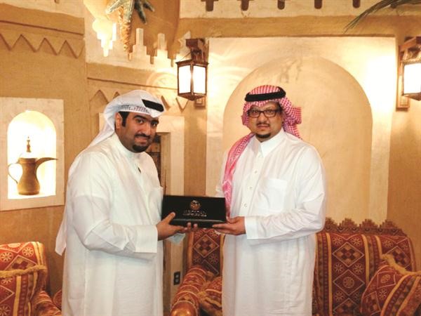  ورئيس نادي النصر الامير فيصل بن تركي يتسلم الدعوة من الروضان ﻿