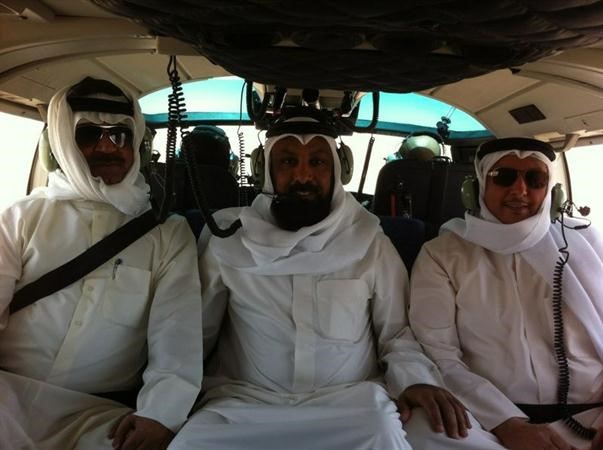 محمد الهدية ومانع العجمي واللواء الشيخ محمد اليوسف خلال الجولة الجوية