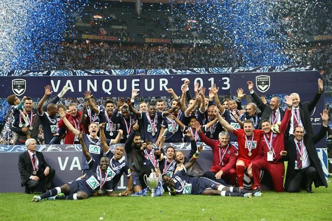 فرحة لاعبي بوردو بالتتويج بكاس فرنسا على حساب اي1700يان رويترز