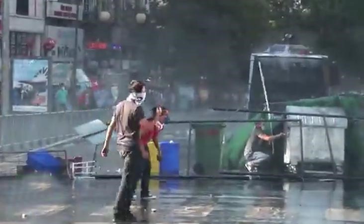 بالفيديو.. مشهد مؤلم لمدرعة تقوم بدهس متظاهر في تركيا 