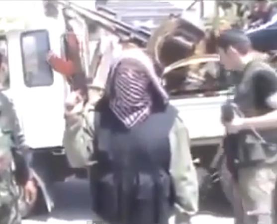 بالفيديو.. سيدة سورية تحمل السلاح وتتوعد عناصر حزب الله بالقصير