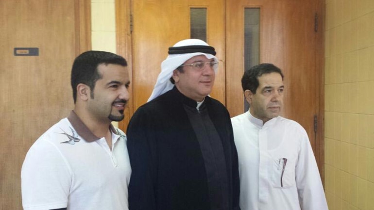 والد وشقيق المجني عليه مع المحامي الكندري