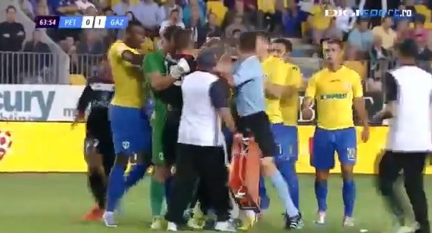 بالفيديو .. البواب يتعرض لــ العض في نهائي كأس رومانيا 