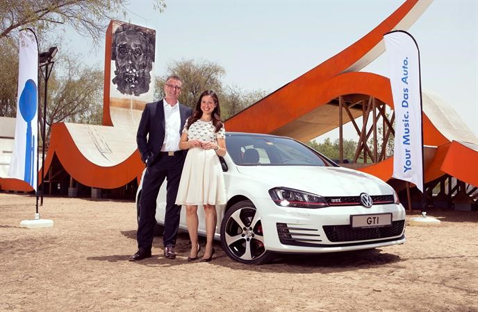 ريا ابي راشد وتوماس ميلز امام موديل فوكس واجن GTI