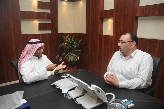 فارس العنزي متحدثا الى الزميل اسامة دياب	فريال حماد