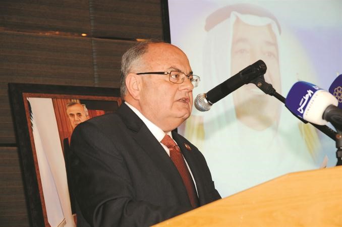 السفير اللبناني دخضر حلوي يلقي كلمته انور الكندري