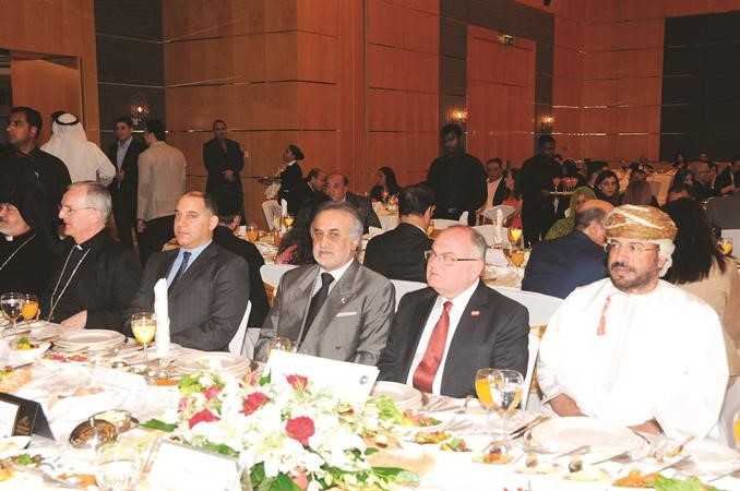 السفير العماني مع دخضر حلوي وحسان حوحو خلال الحفل