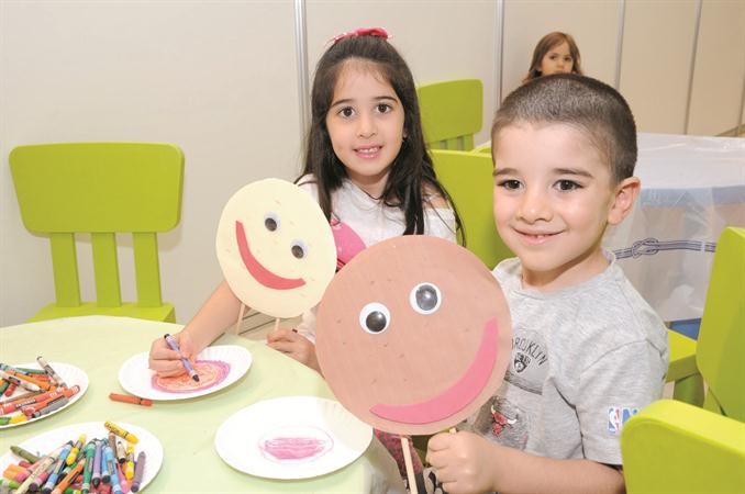 بعض الاطفال المتواجدين خلال المعرض﻿