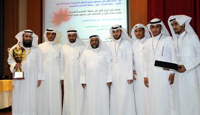 الطلبة وهيئة التدريس ومدير المدرسة خلال توزيع الجوائز