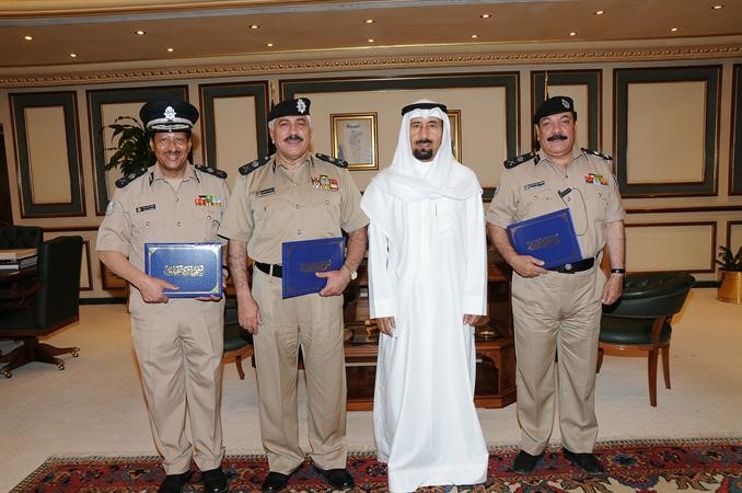 محافظ العاصمة متوسطا اللواءات المكرمين من اليمين العلي والدوسري وحمادة