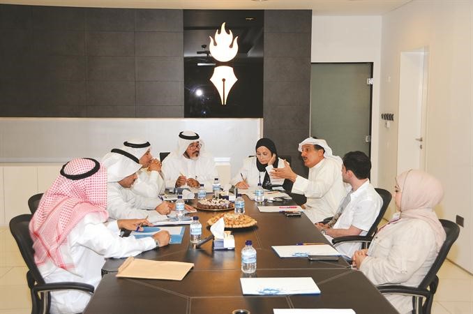 الزملاء مستشار الادارة العامة يوسف عبدالرحمن ومدير التحرير محمد الحسيني وبشرى شعبان مع المشاركين في الندوة 	هاني الشمري﻿