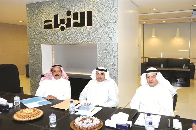 ضيوف الانباء عبدالعزيز العوضي وهادي العنزي ونواف العسكر خلال الندوة﻿