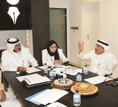 الزميلان مستشار الادارة العامة يوسف عبدالرحمن وبشرى شعبان يتابعان حديث النائب كامل العوضي اثناء الندوة﻿