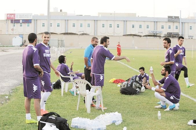حديث بين لاعبي الازرق قبل دخول التدريبات ﻿