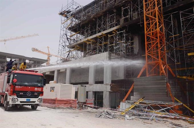 الاطفاء تحاول اخماد الحريق في المبنى