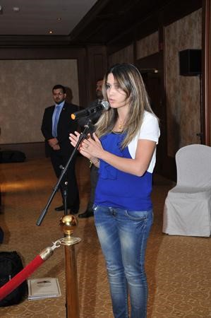 الزميلة بيان عاكوم تطرح احد الاسئلة في المؤتمر الصحافي 