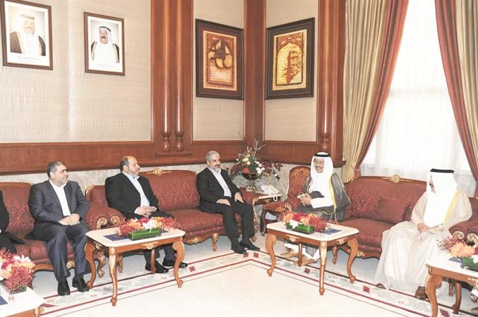 سمو الشيخ جابر المبارك مستقبلا خالد مشعل بحضور عبدالله الفارس