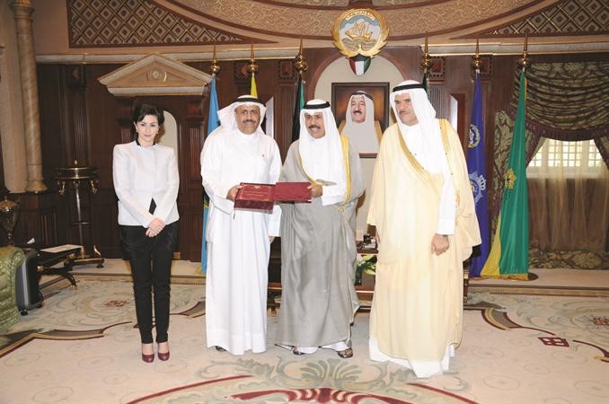 سمو ولي العهد الشيخ نواف الاحمد مستقبلا الشيخ سلمان الحمود والشيخة زين الصباح ودعبدالعزيز الدعيج