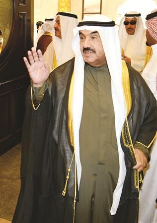 سمو الشيخ ناصر المحمد يحيي الحضور خلال اللقاء