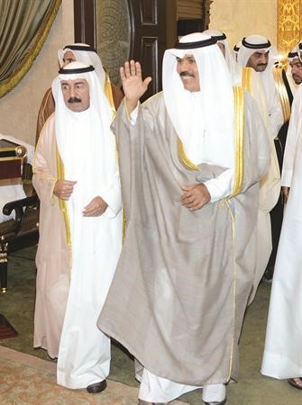 سمو ولي العهد يحيي الحضور لدى وصوله