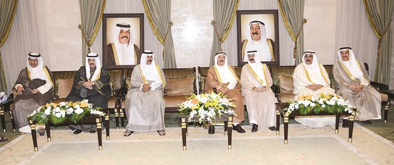 صاحب السمو الامير الشيخ صباح الاحمد وسمو ولي العهد الشيخ نواف الاحمد والشيخ فيصل السعود وسمو الشيخ ناصر المحمد وسمو رئيس الوزراء الشيخ جابر المبارك وكامل العوضي وسلطان بن حثلين