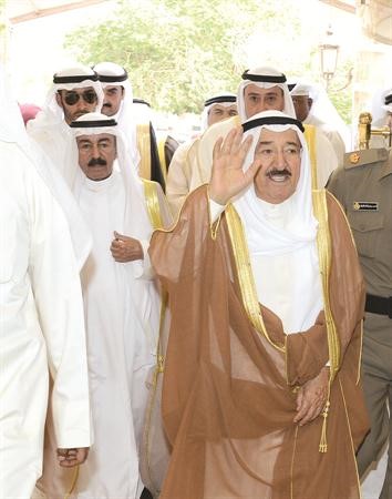 صاحب السمو الامير الشيخ صباح الاحمد يحيي الحضور لدى وصوله الى ديوان بن حثلين
