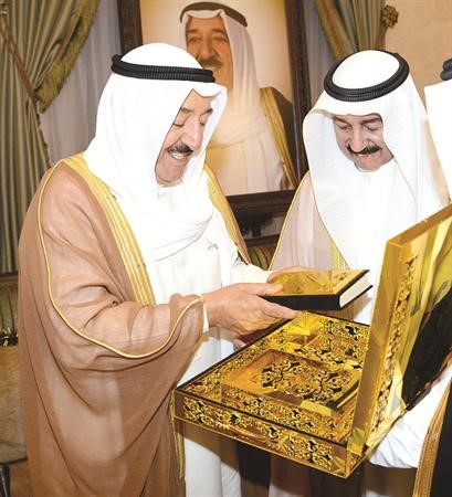سلطان بن حثلين يقدم هدية تذكارية لصاحب السمو