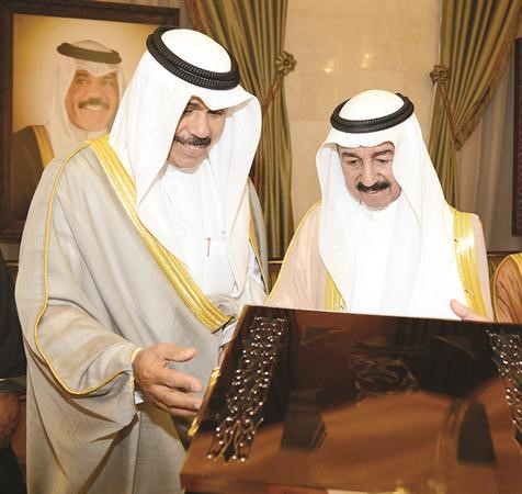 هدية تذكارية لسمو ولي العهد الشيخ نواف الاحمد